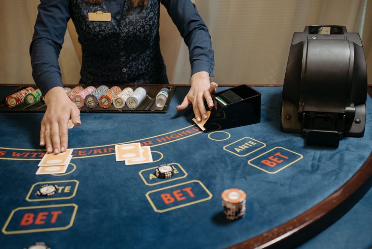 Why Sportsbooks Suspend Live Super Bowl Markets and What That Means for Bettors